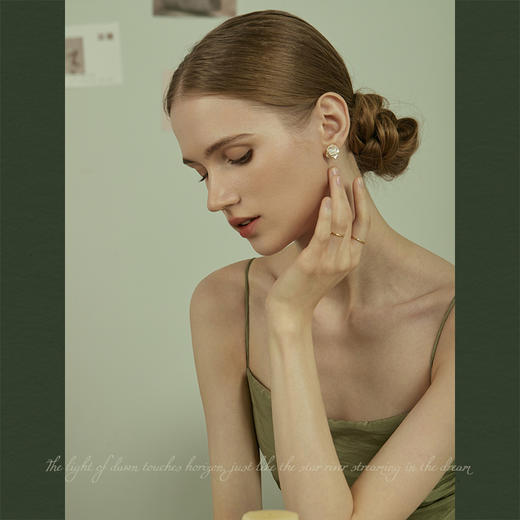 Oflye潮流饰品  简约山茶花滴釉耳钉新款独特耳饰轻奢高级感气质独特耳环 商品图4