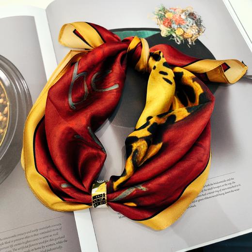 【甄珠贝·油画艺术风系列】53*53cm做自己小豹子丝巾和珐琅丝巾扣礼盒套装 商品图3