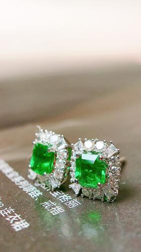 0.87ct 祖母绿耳钉