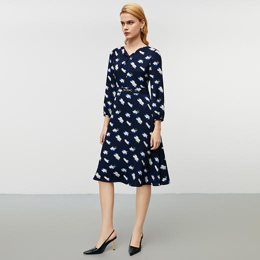 EITIE爱特爱收腰设计V领气质通勤印花连衣裙秋季新款7907629 商品图1