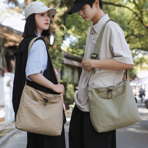 AIOSC轻便通勤包 超轻超大容量 时髦百搭不撞款可调节肩带 斜跨/单肩可磁吸扣+松紧绳安全防丢 尼龙面料防泼水耐磨耐4色可选 商品图1