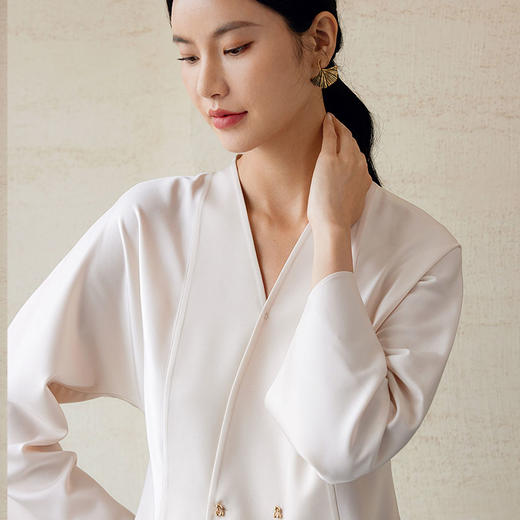 玳莎V领收腰修身衬衫2024年秋季新款气质通勤职业缎面长袖上衣女  EC31305 商品图2