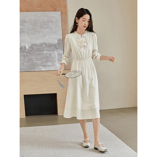 【年终特卖】熙世界国风牡丹纹样刺绣连衣裙新中式醋酸收腰裙子2025秋季新款 商品图4