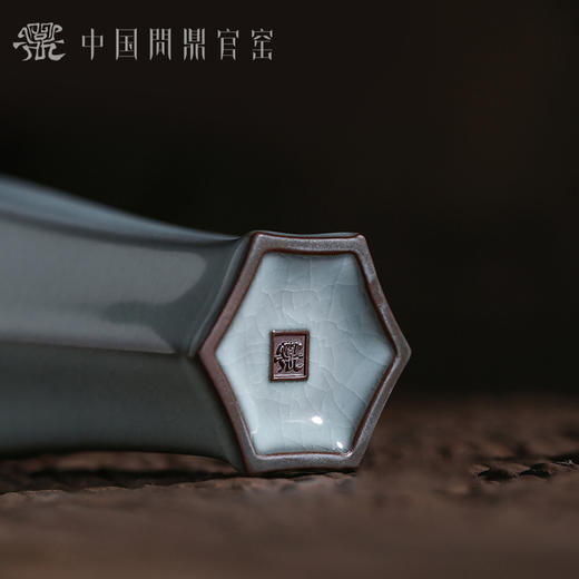 问鼎官窑庚子宋青六边梅式瓶 商品图4