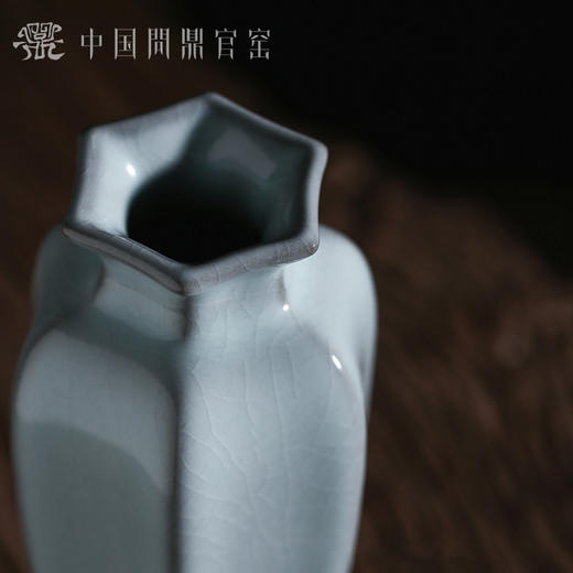问鼎官窑庚子宋青六边梅式瓶 商品图3