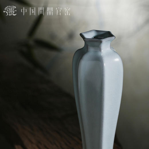 问鼎官窑庚子宋青六边梅式瓶 商品图1