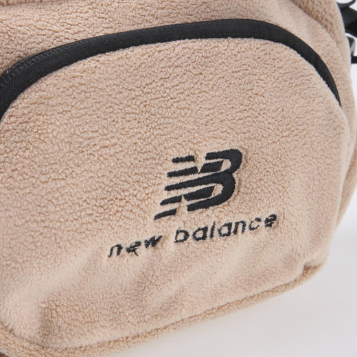 【7折】7楼 NewBalance斜挎包吊牌价：299元，折后价：209元 商品图1