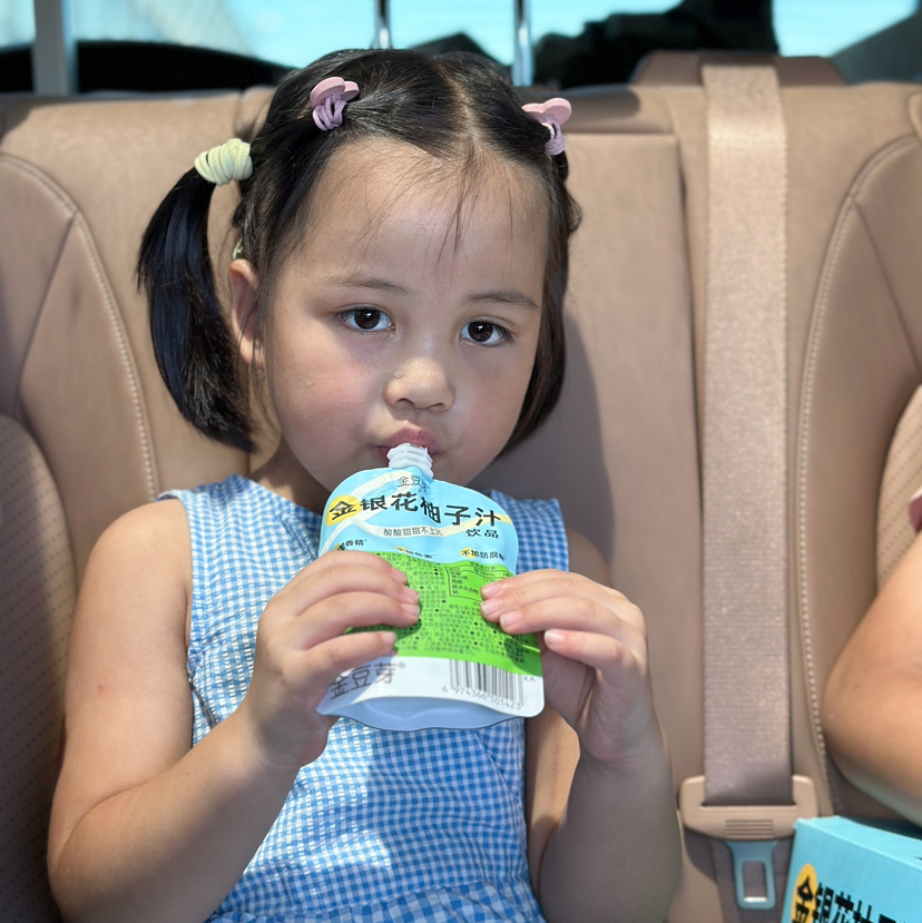 《活动：多送一包》无添加下火金银花柚子汁🧃山楂苹果汁！配料表不添加防腐剂，甜蜜素，着色剂，纯纯果汁，仿佛阳光下新鲜水果在嘴巴里爆汁，入口不涩，酸甜好喝，100ml便携袋装，含有丰富的VC哦