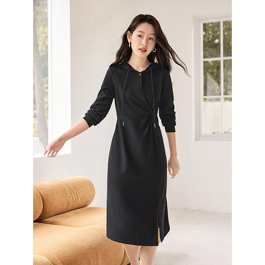 【开门红】熙世界黑色连帽卫衣连衣裙秋2025新款气质收腰显瘦休闲开叉裙子 商品图0