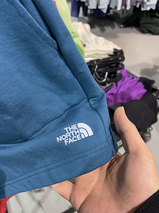 THE NORTH FACE/北面 女士刺绣款松紧腰纯色透气运动卫裤短裤 商品图3