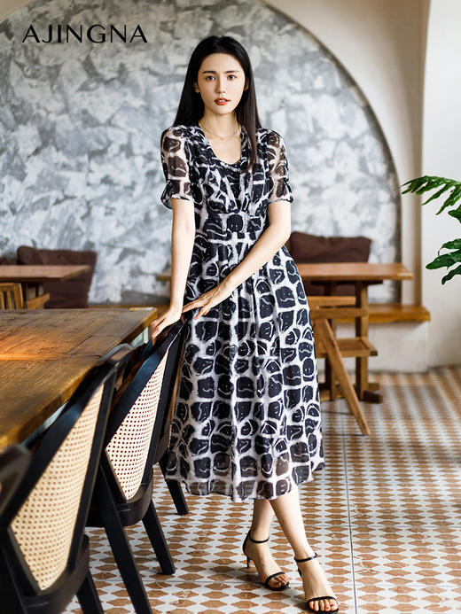 【商场同款】阿菁娜夏季新款桑蚕丝V领收腰A摆印花连衣裙A30X112100 商品图3