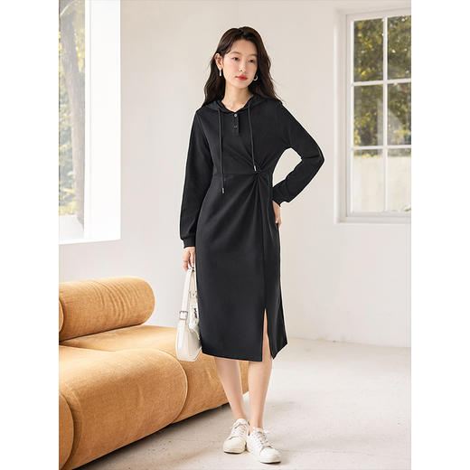 【开门红】熙世界黑色连帽卫衣连衣裙秋2025新款气质收腰显瘦休闲开叉裙子 商品图3