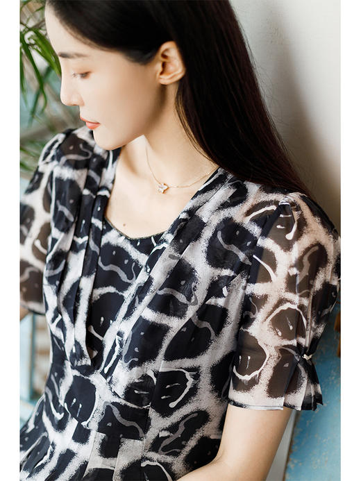 【商场同款】阿菁娜夏季新款桑蚕丝V领收腰A摆印花连衣裙A30X112100 商品图4