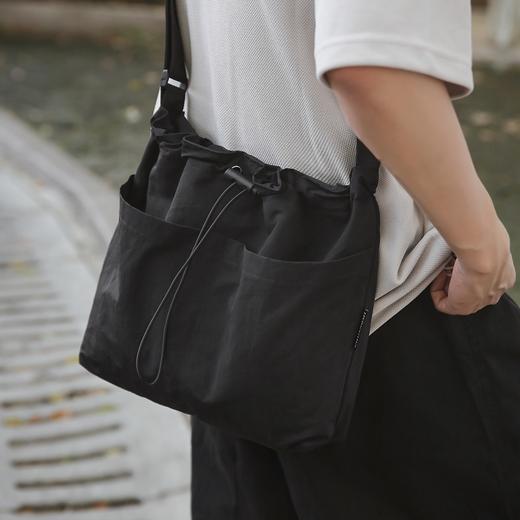 AIOSC轻便通勤包 超轻超大容量 时髦百搭不撞款可调节肩带 斜跨/单肩可磁吸扣+松紧绳安全防丢 尼龙面料防泼水耐磨耐4色可选 商品图3