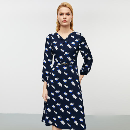 EITIE爱特爱收腰设计V领气质通勤印花连衣裙秋季新款7907629 商品图2