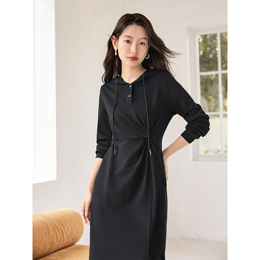 【开门红】熙世界黑色连帽卫衣连衣裙秋2025新款气质收腰显瘦休闲开叉裙子 商品图1