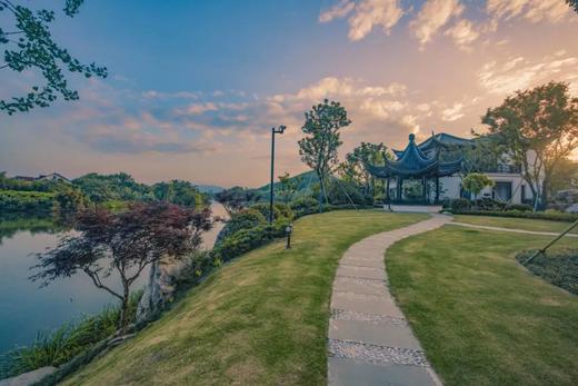 ★周末不加价★ ¥1399起/2间夜，宿【德清升华湖畔夜泊君亭酒店】享雅韵庭院房+早餐，锦鲤喂食，旅拍~另有拾光湖景庭院家庭房可选！有效期至2025年12月31日 商品图3