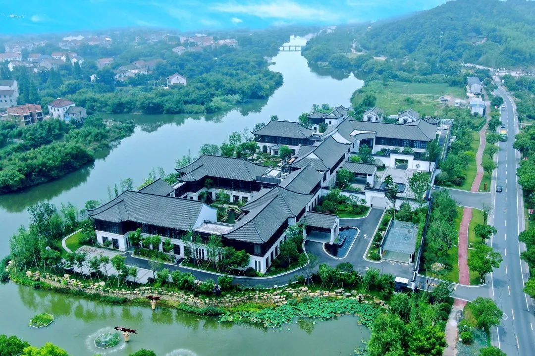 ★周末不加价★ ¥1399起/2间夜，宿【德清升华湖畔夜泊君亭酒店】享雅韵庭院房+早餐，锦鲤喂食，旅拍~另有拾光湖景庭院家庭房可选！有效期至2025年12月31日