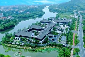 ★周末不加价★ ¥1399起/2间夜，宿【德清升华湖畔夜泊君亭酒店】享雅韵庭院房+早餐，锦鲤喂食，旅拍~另有拾光湖景庭院家庭房可选！有效期至2025年12月31日