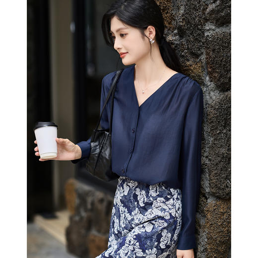 「深海谧蓝」天丝莱赛尔衬衫垂坠凉感不闷汗，V 领显脸小，通勤日常都适配！天丝莱赛尔衬衫 米思阳2026初春优雅时尚V领设计感上衣女3610/1464 商品图3