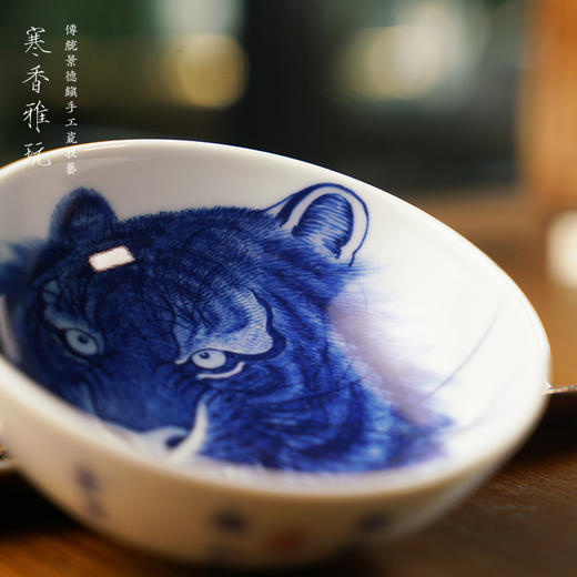 寒香雅玩青花诗词虎头普洱卧足杯（缺货） 商品图1
