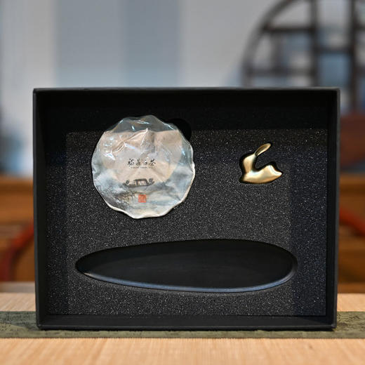 羽诗制造出品 瑞兔呈祥寿眉茶饼铜兔香插礼盒套装 商品图4