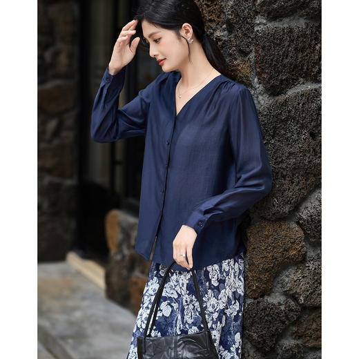 「深海谧蓝」天丝莱赛尔衬衫垂坠凉感不闷汗，V 领显脸小，通勤日常都适配！天丝莱赛尔衬衫 米思阳2026初春优雅时尚V领设计感上衣女3610/1464 商品图5