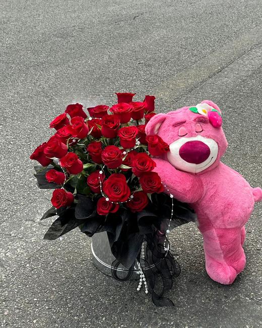 深情拥抱19支粉玫瑰草莓熊抱抱桶 商品图2