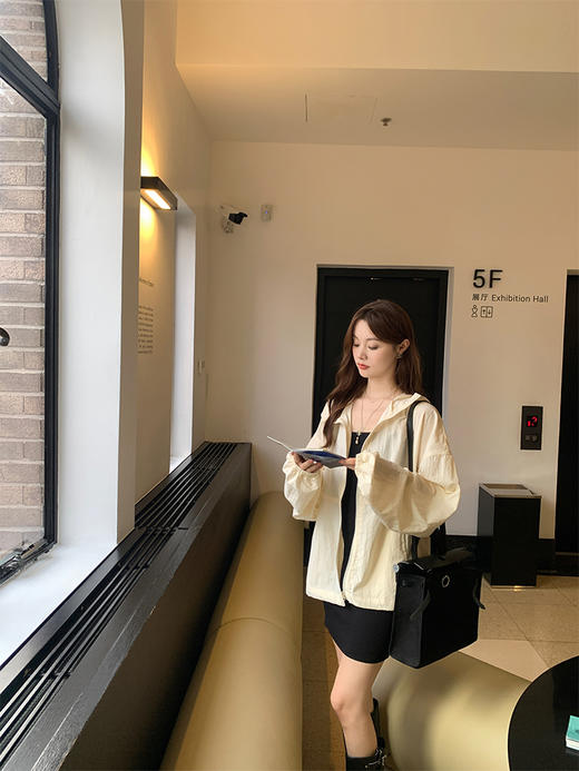 金蘑菇菇  休闲宽松冲锋衣女外套 黑色吊带连衣裙内搭2023新款 商品图2