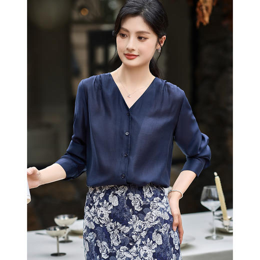 「深海谧蓝」天丝莱赛尔衬衫垂坠凉感不闷汗，V 领显脸小，通勤日常都适配！天丝莱赛尔衬衫 米思阳2026初春优雅时尚V领设计感上衣女3610/1464 商品图0