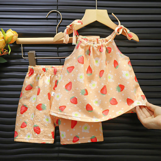 【舒适，时尚，凉爽】夏季新款女宝宝 韩版碎花吊带套装 短裤两件套 洋气夏装女童 女童清爽泡泡棉吊带套装-QQ 商品图1