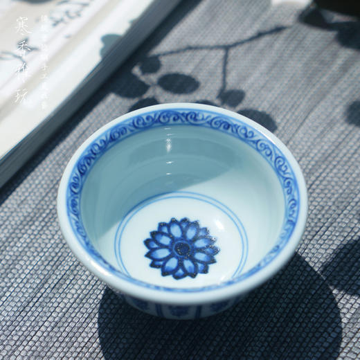 寒香雅玩青花卷草纹压手杯（缺货） 商品图1