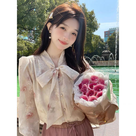 高品花朵蝴蝶结小衫 商品图0