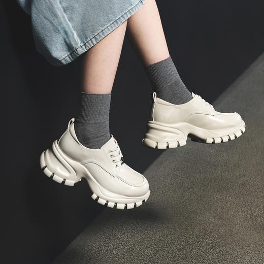千百度时尚户外运动小皮鞋女款春季百搭厚底舒适增高休闲鞋A24460806 商品图4