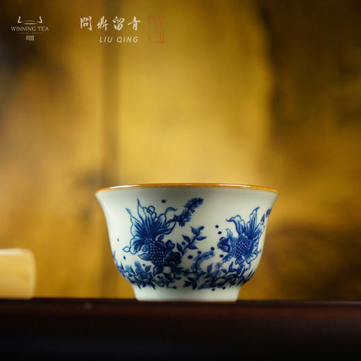 问鼎留青天青青云杯（青花斗金鱼藻纹） 商品图0