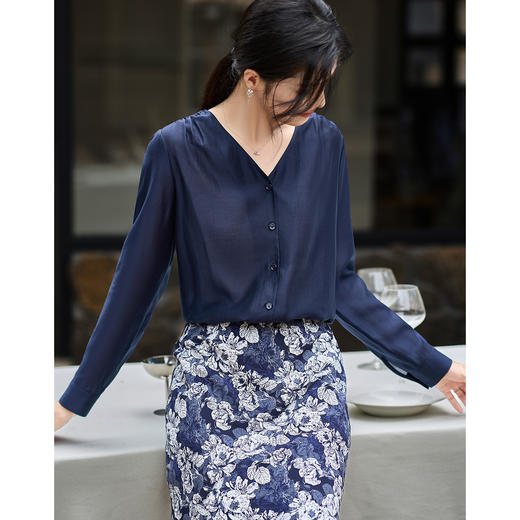 「深海谧蓝」天丝莱赛尔衬衫垂坠凉感不闷汗，V 领显脸小，通勤日常都适配！天丝莱赛尔衬衫 米思阳2026初春优雅时尚V领设计感上衣女3610/1464 商品图2