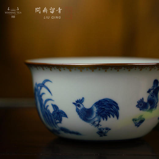 问鼎留青月白鸡缸杯（青花斗金鸡） 商品图2