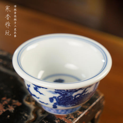 寒香雅玩青花仿明麒麟压手杯（缺货） 商品图1