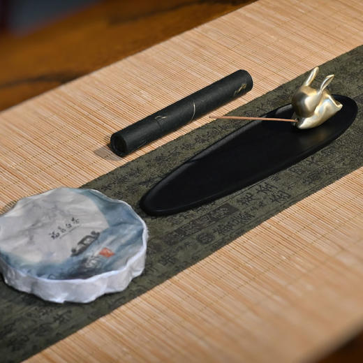 羽诗制造出品 瑞兔呈祥寿眉茶饼铜兔香插礼盒套装 商品图0