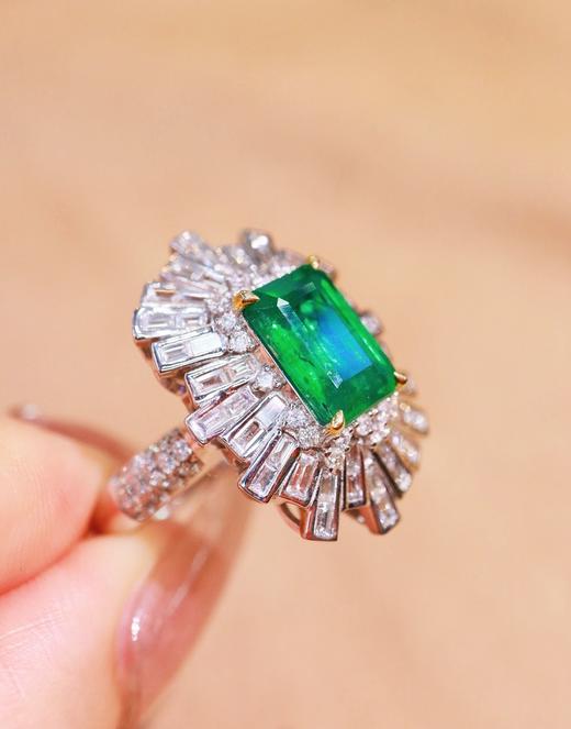 2.35ct 8.7mm 祖母绿戒指 商品图3