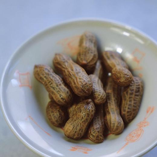 15.9元尝鲜🥜好吃到嗦手指【鲜炖花生】匠心还原，古法炖煮！每一颗花生都经历了121℃精心炖煮，颗颗饱满，软糯香绵～  真空包装，拆袋即食！ 三代传承，42年老工厂生产香辣与五香两个口味选择～ 商品图7