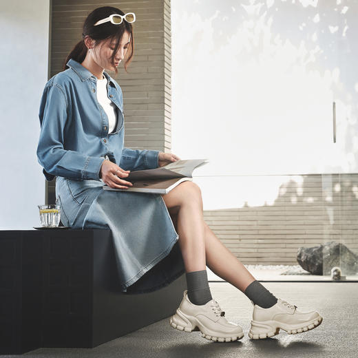 千百度时尚户外运动小皮鞋女款春季百搭厚底舒适增高休闲鞋A24460806 商品图2