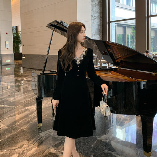 奢姿大码女装2025秋季减龄钻饰设计V领裙子胖妹妹时尚丝绒连衣裙9943853560 商品图1