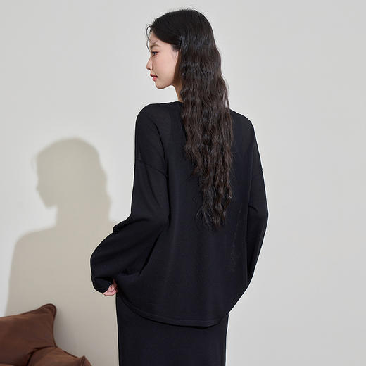 西遇宽松黑色毛针织衫女新款薄款外搭慵懒风罩衫上衣D3242220 商品图4