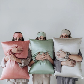 🔔🔔【亏本清仓】仿真丝枕套：🔹自带珍珠般光泽，肉眼可见的厚度质感！🔹四周宽边设计，触感丝滑柔软！🔹摩擦系数低，面部不留压痕！🧡