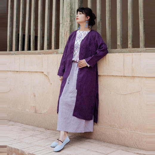 绽放旅行女装594朵/紫色艾德莱斯印花长绒棉双纱圆领直筒长袖T恤 商品图2