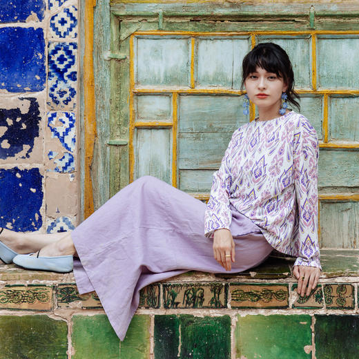 绽放旅行女装594朵/紫色艾德莱斯印花长绒棉双纱圆领直筒长袖T恤 商品图3