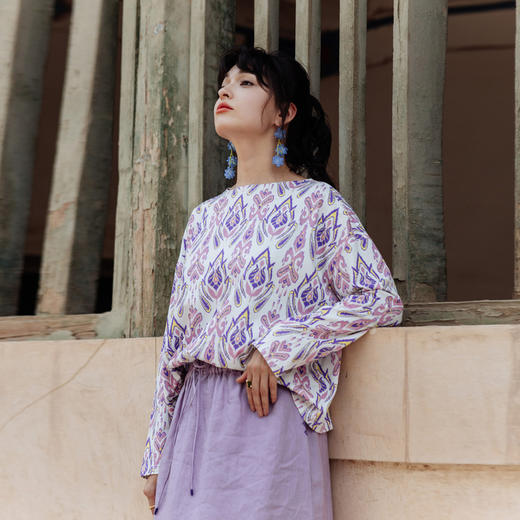 绽放旅行女装594朵/紫色艾德莱斯印花长绒棉双纱圆领直筒长袖T恤 商品图0