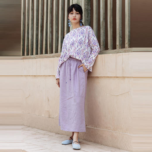 绽放旅行女装594朵/紫色艾德莱斯印花长绒棉双纱圆领直筒长袖T恤 商品图1