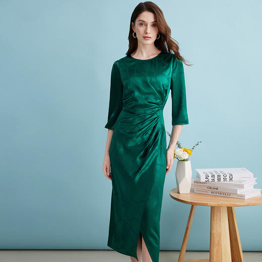 EITIE连衣裙精致大方圆领提褶收腰开叉绿色印花连衣裙秋季新款C2307250 商品图3